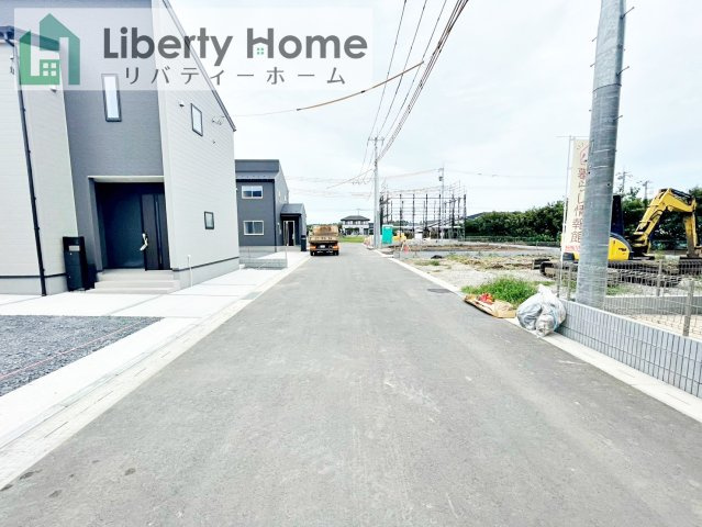 笠間市旭町第13　3号棟　新築戸建の前面道路含む現地写真