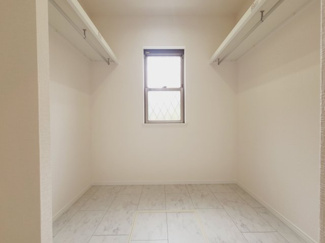 【収納】 | 千葉市磯辺3丁目　中古戸建 | 玄関近くのウォークインクローゼットは使い勝手がよく、冬物アウターの収納やファミリークローゼットとしてもお使いいただけます。