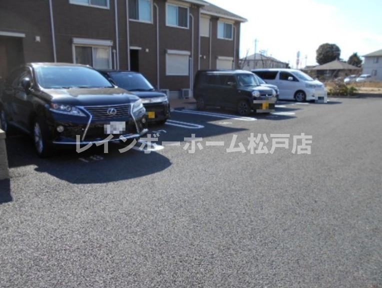 仲介手数料（賃料の1.10ヵ月）の50％OFF対象物件！の駐車場|駐車場に車を止められます