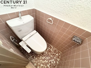 シンプルで掃除のしやすいトイレです♪
