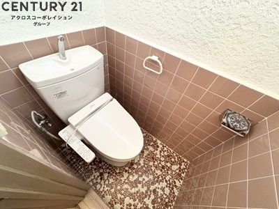 シンプルで掃除のしやすいトイレです♪
