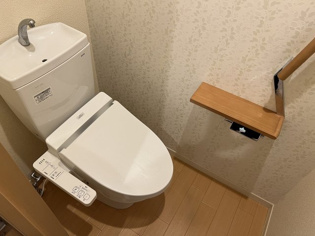 温水洗浄便座付きのトイレです♪