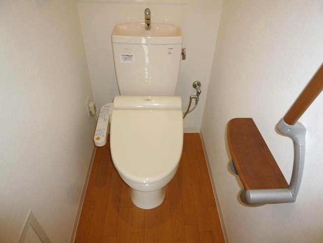 シンプルで掃除のしやすいトイレです♪