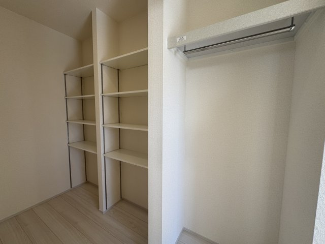宜野湾市宇地泊（全2棟）ラスト1号棟の収納|1号棟　ハンガーパイプ収納＋可動棚収納付き♪