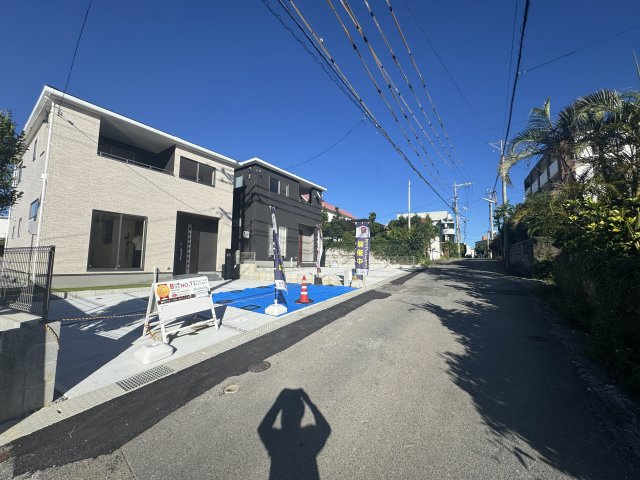 宜野湾市宇地泊（全2棟）ラスト1号棟の前面道路含む現地写真|※南西側5.1m～5.6m道路♪