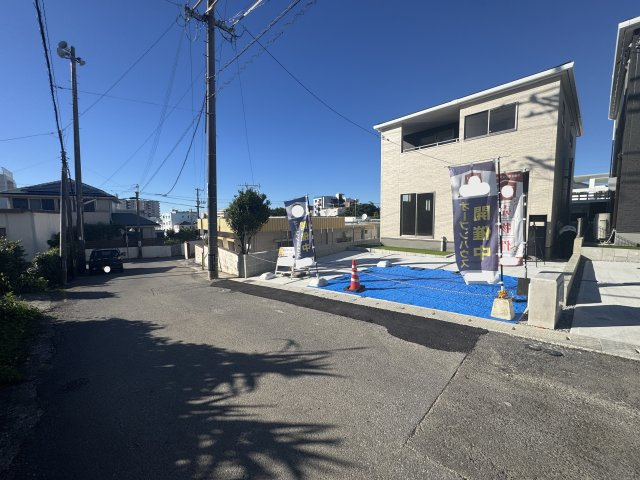 宜野湾市宇地泊（全2棟）ラスト1号棟の前面道路含む現地写真|※南西側5.1m～5.6m道路♪
