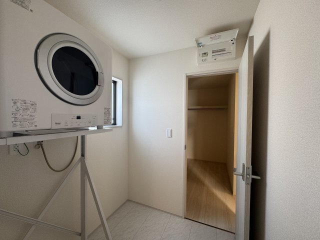 宜野湾市宇地泊（全2棟）ラスト1号棟の脱衣所|1号棟　ガス衣類乾燥機付き♪