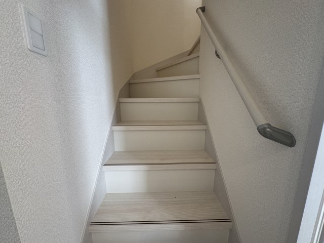 宜野湾市宇地泊（全2棟）ラスト1号棟の内装|1号棟　手すり付き階段♪