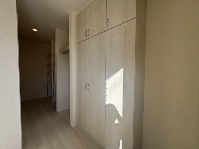 宜野湾市宇地泊（全2棟）ラスト1号棟の玄関|1号棟　十分な収納付き玄関♪ハンガーパイプ収納＋可動棚収納付き♪