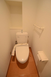 温水洗浄便座付きのトイレです♪