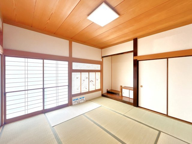 桜川市青柳　中古戸建の和室|【リフォーム完成・即入居可】1階西側和室の写真です。畳表替え、壁クロス貼り、ふすま張替え、障子張り替え、照明交換等いたしました。南向きで陽当たりがいいので、ゴロンと横になりたいときには嬉しい空間です。