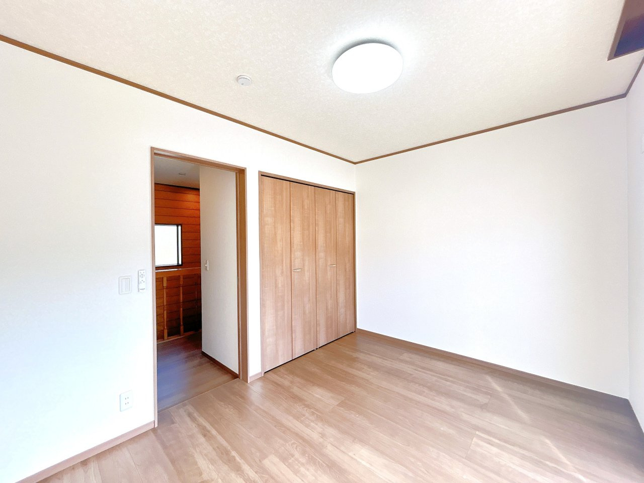 桜川市青柳　中古戸建の洋室|【リフォーム完成・即入居可】2階中央洋室の写真です。こちらは約6帖の広さがあります。床フローリング重ね張り、壁・天井クロス貼替、照明交換いたしました。押入れはクローゼットに変更いたしました。