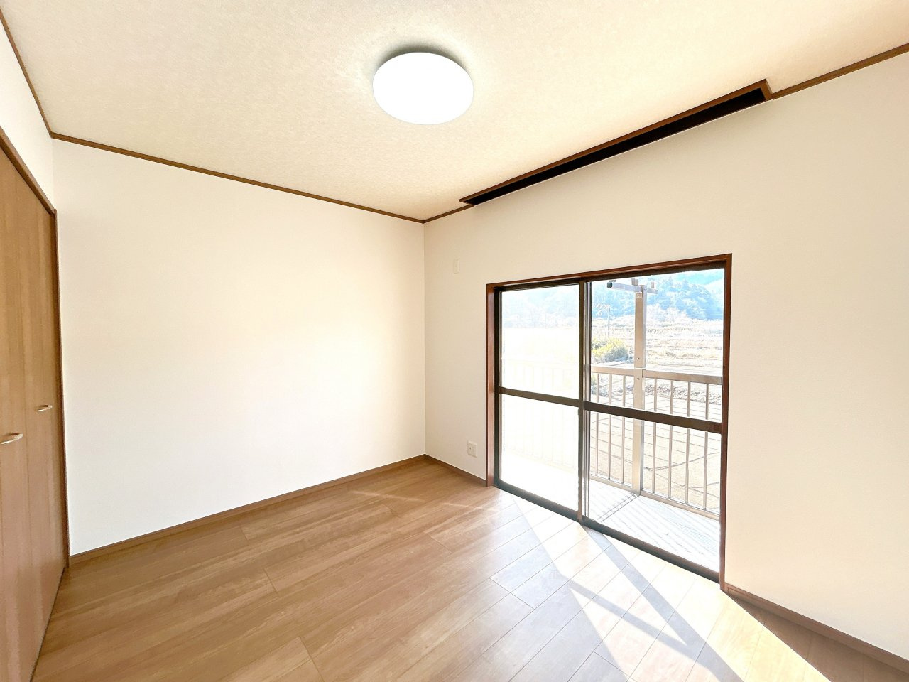 桜川市青柳　中古戸建の洋室|【リフォーム完成・即入居可】2階中央洋室別アングル写真です。フローリング重ね張、クロス張替、照明交換等行いました。各部屋が独立しているので、お子様の勉強部屋としてもお使いいただけます。