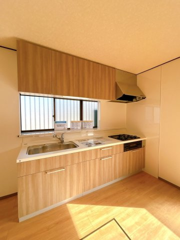 桜川市青柳　中古戸建のキッチン|【リフォーム完成・即入居可】キッチンはハウステック製の新品に交換いたしました。天板は人工大理石製なので、熱に強く傷つきにくいため毎日のお手入れが簡単です。