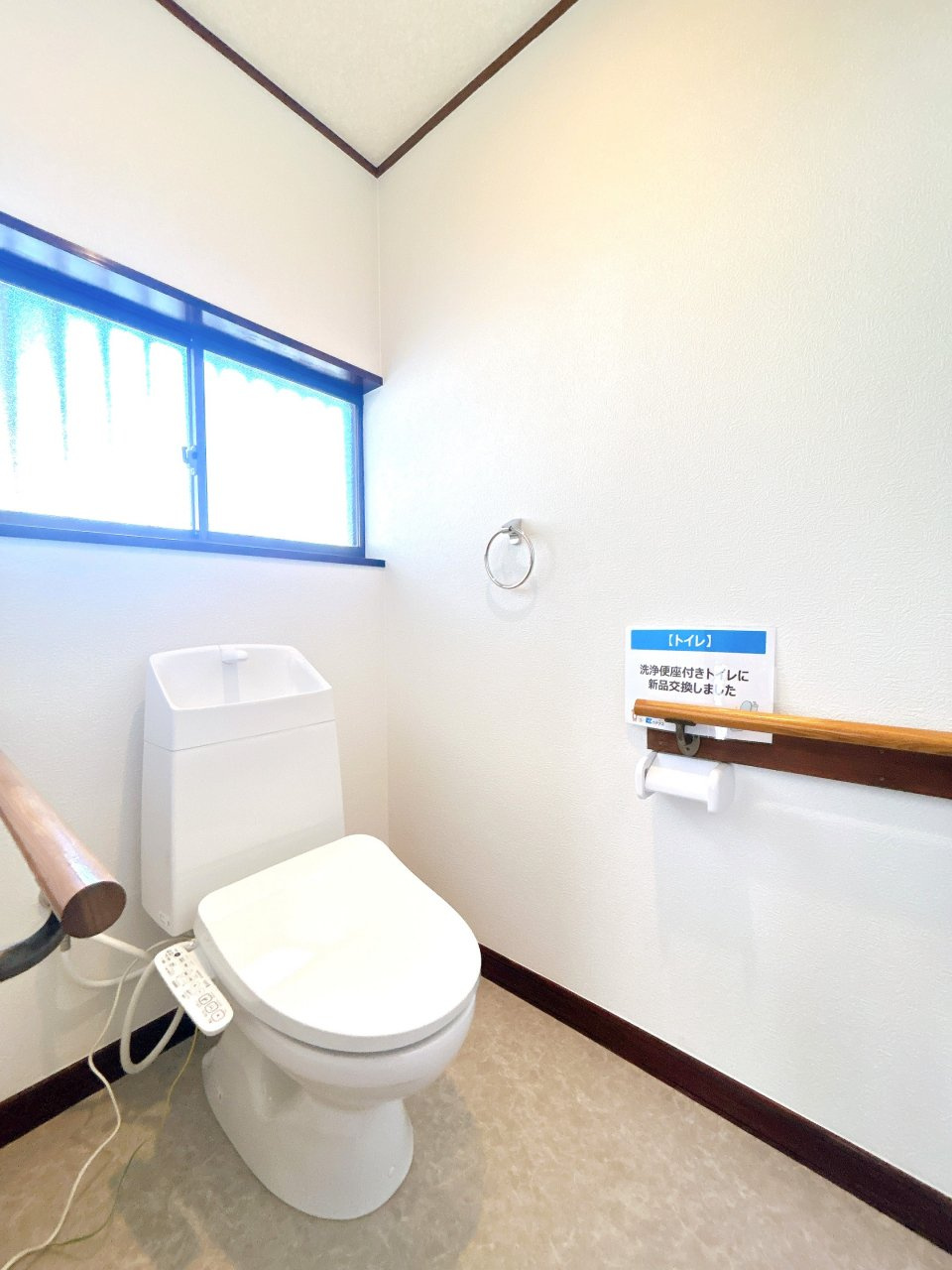 桜川市青柳　中古戸建のトイレ|【リフォーム完成・即入居可】トイレの写真です。トイレはジャニス工業製の温水洗浄機能付きに新品交換致しました。キズや汚れが付きにくい加工が施してあるのでお手入れが簡単です。