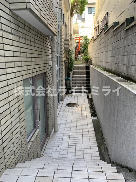 音羽小峰マンションズのエントランス| 