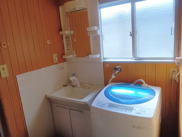 売中古戸建　焼津市上泉の独立洗面台|脱衣所にも窓があり、明るく、換気も問題ありません！