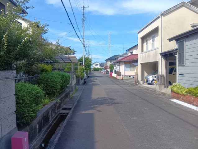 売中古戸建　焼津市上泉の前面道路含む現地写真|前面道路は幅員5.5ｍ、間口は13m！