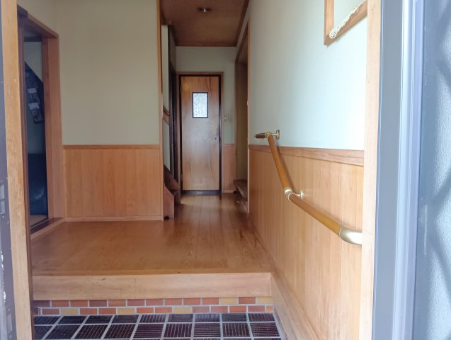 売中古戸建　焼津市上泉の玄関|玄関は手すりがついて安心です！