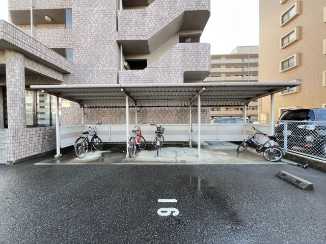 サトサバーブの駐車場