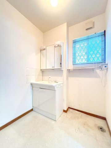 常総市内守谷町きぬの里３丁目　中古戸建の独立洗面台|【現況販売】洗面所の写真です。洗面所の横が洗濯機置き場になります。