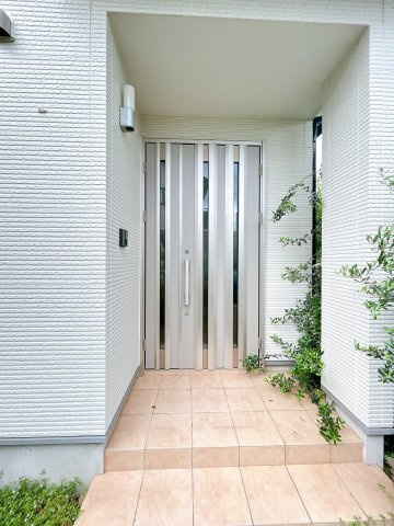 常総市内守谷町きぬの里３丁目　中古戸建の玄関|【現況販売】玄関の写真です。玄関はお家の顔となる部分、お客様が最初に目にする場所だからこそ、第一印象が大切ですね。