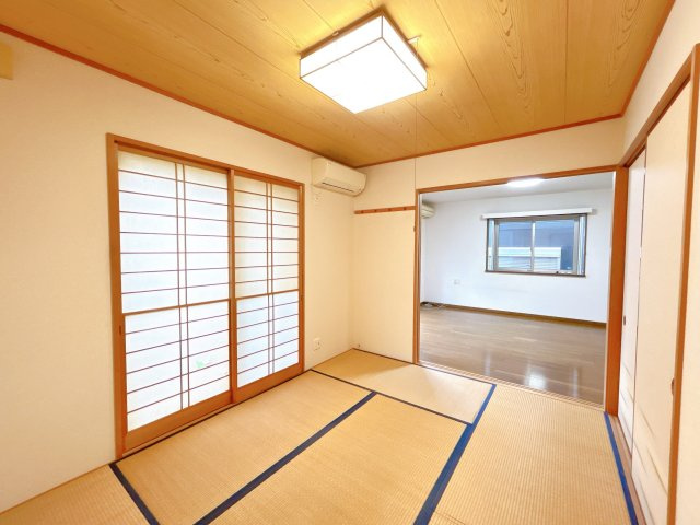 常総市内守谷町きぬの里３丁目　中古戸建の和室|【現況販売】1階和室の写真です。南向きで陽当たりがいいので、ゴロンと横になりたいときには嬉しい空間です。