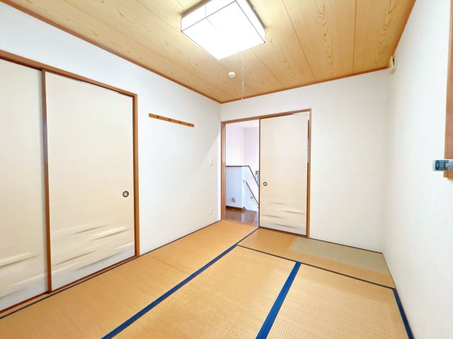 常総市内守谷町きぬの里３丁目　中古戸建の和室|【現況販売】2階和室の写真です。約6帖でこちらもとても明るく過ごしやすい空間になっています。