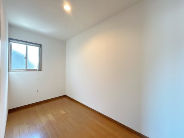 常総市内守谷町きぬの里３丁目　中古戸建の洋室|【現況販売】納戸の写真です。ハウスクリーニング致しました。