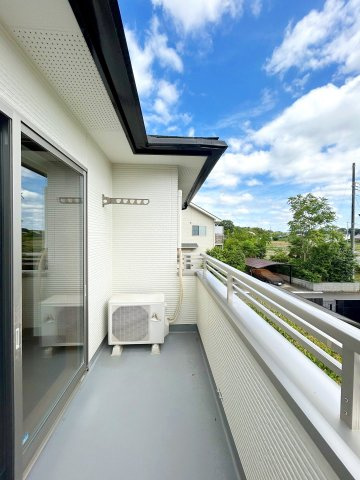 常総市内守谷町きぬの里３丁目　中古戸建のバルコニー|【現況販売】ベランダの写真です。広くて日当たりいいベランダです。