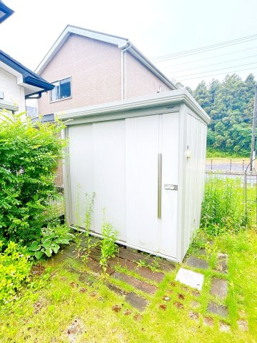 常総市内守谷町きぬの里３丁目　中古戸建の庭|【現況販売】庭に物置がございます。