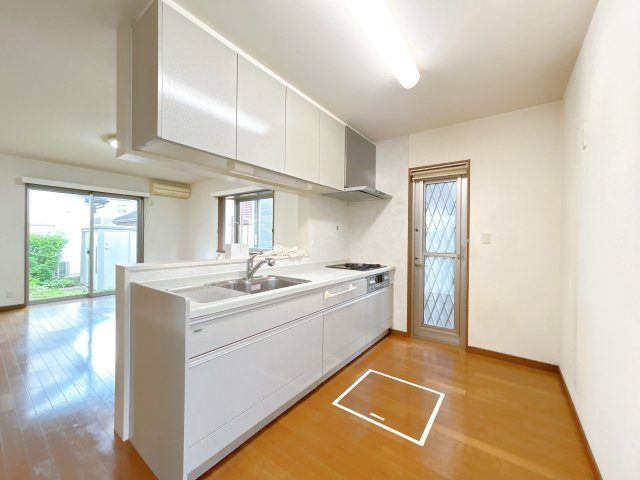常総市内守谷町きぬの里３丁目　中古戸建のキッチン|【現況販売】キッチンの写真です。ガスコンロが設置されており、三口コンロなので料理もしやすく、お手入れもしやすい造りとなっております。ハウスクリーニング致しました。