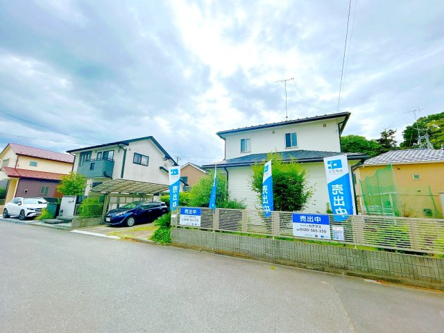 常総市内守谷町きぬの里３丁目　中古戸建の前面道路含む現地写真|【現況販売】外観別アングルの写真です。10～15年に一度は外壁屋根のメンテナンスをお勧めしております。
