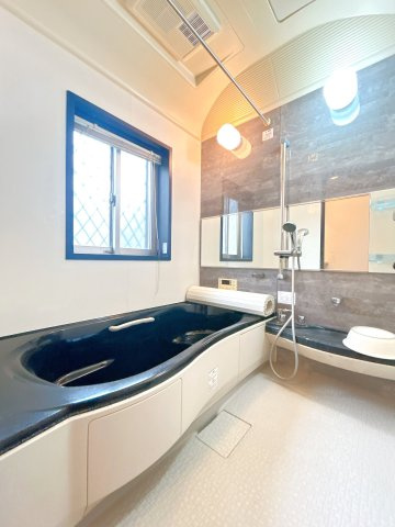常総市内守谷町きぬの里３丁目　中古戸建の浴室|【現況販売】浴室の写真です。1坪サイズのお風呂なので足をのばしてリラックスできますね。