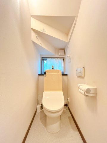 常総市内守谷町きぬの里３丁目　中古戸建のトイレ|【現況販売】1階トイレの写真です。ちょっとした台もありますのでトイレットペーパーなどが置けます。空間を便利にお使いいただけます。
