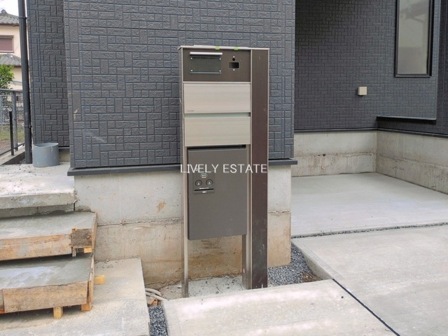 草加市新善町 新築分譲住宅のその他|インターホン機能・宅配BOX付き門柱