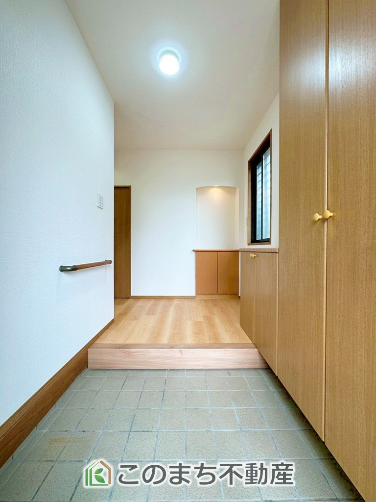 上三川町ゆうきが丘29番21　中古戸建の玄関|広々とした玄関スペース♪たくさんの靴を収納できる下駄箱もございます。
