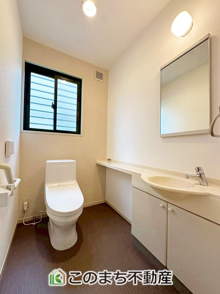 上三川町ゆうきが丘29番21　中古戸建のトイレ|小窓から換気ができて清潔なトイレスペース☆温水洗浄便座搭載です！
