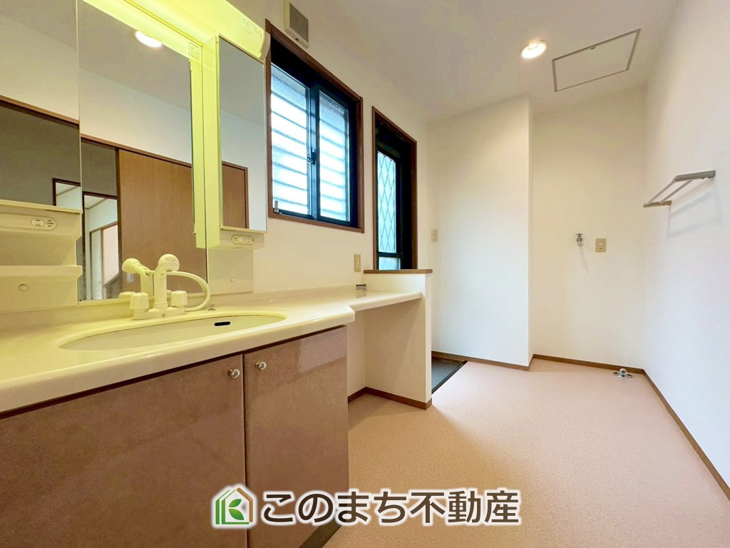 上三川町ゆうきが丘29番21　中古戸建の洗面所|脱衣所は広々としておりますので、お子様のお着替えもストレスなくできます！
