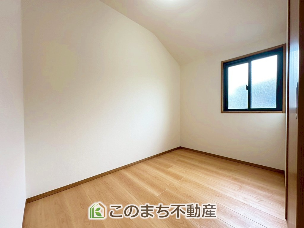 上三川町ゆうきが丘29番21　中古戸建の収納|２階ホール部分に大きな納戸もございます☆収納はもちろん、電源も取れるので、テレワークスペースとしてもご利用いただけます。