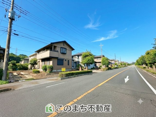 上三川町ゆうきが丘29番21　中古戸建の前面道路含む現地写真|前面道路は広々としてます！運転が苦手な方でもお車の出し入れ簡単で安心です☆
