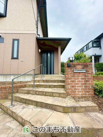 上三川町ゆうきが丘29番21　中古戸建の玄関|玄関周りは家の顔！スタイリッシュな玄関が特徴です！
