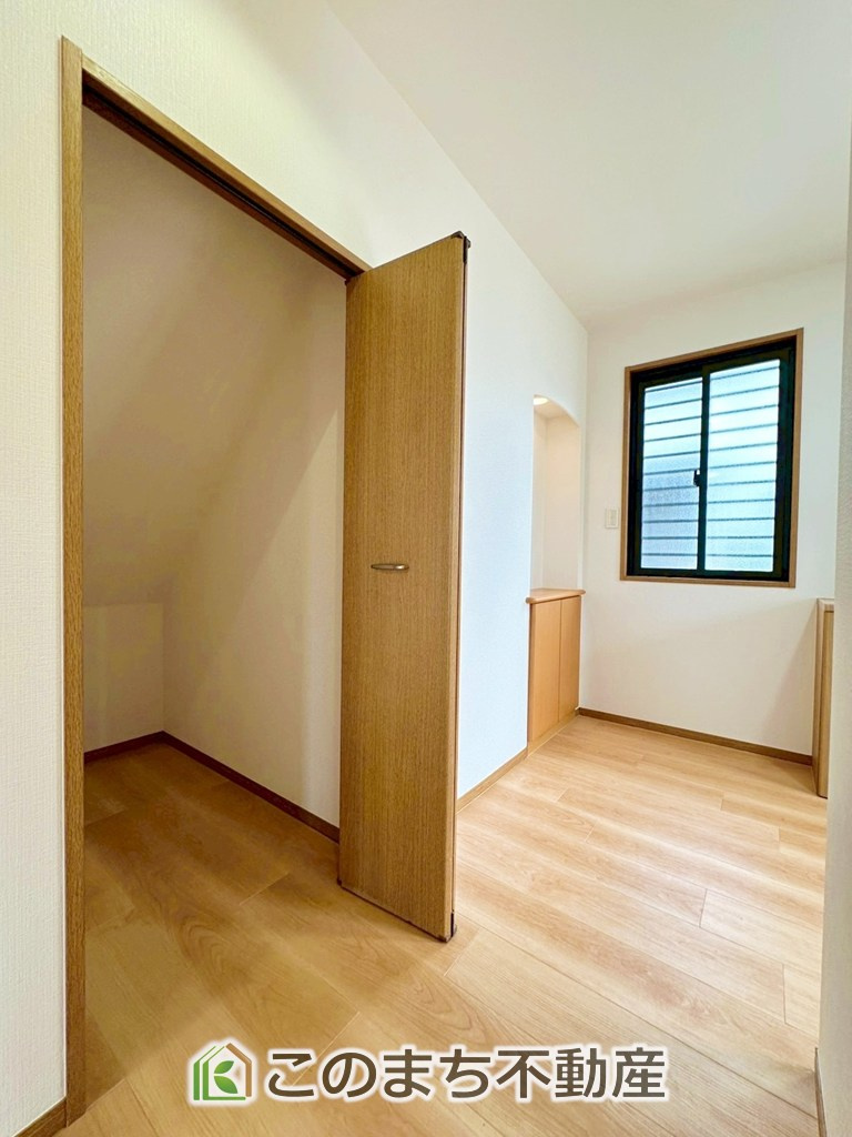 上三川町ゆうきが丘29番21　中古戸建の玄関|広くて明るい玄関ホールには収納もそなえております！

