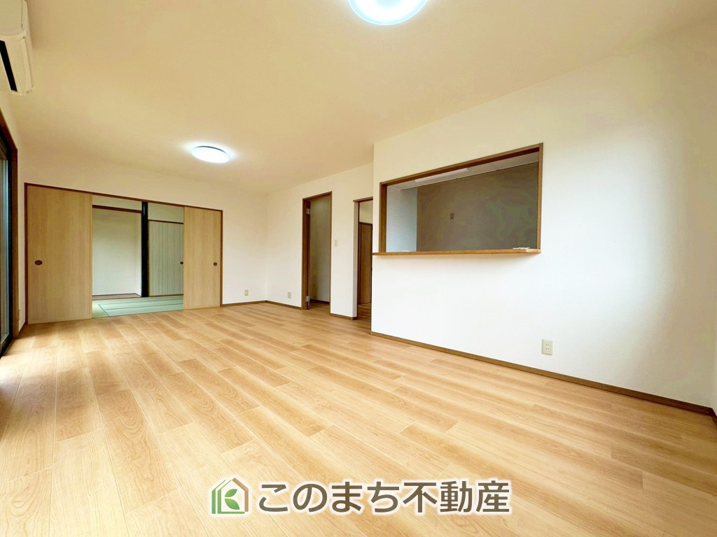 上三川町ゆうきが丘29番21　中古戸建の居間・リビング|"ＬＤＫは家族団欒スペースとしては十分な広さです！
大きいダイニングテーブル、カウチ付きソファ、大型ＴＶも気兼ねなく配置可能！！"
