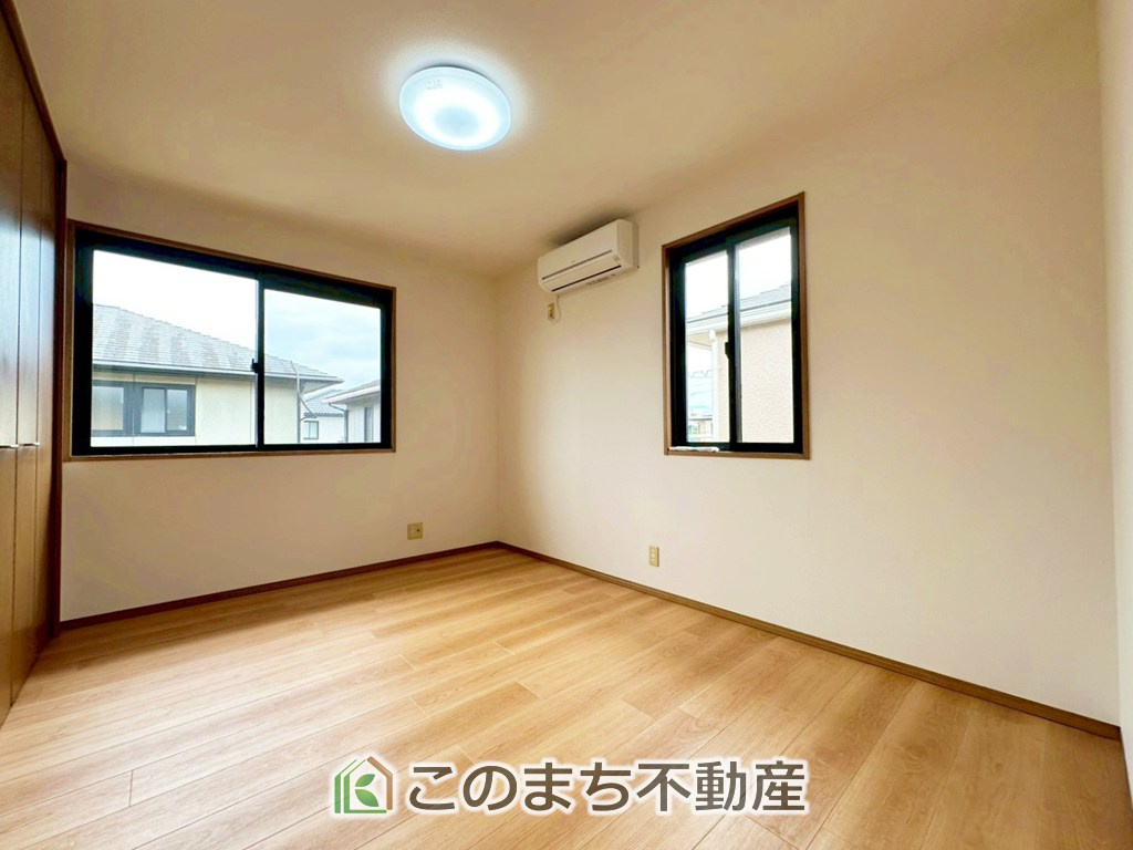 上三川町ゆうきが丘29番21　中古戸建の洋室|日当たりが良く明るい洋室です。クローゼット付きで家具の配置がしやすく居心地の良いプライベート空間を演出します。
