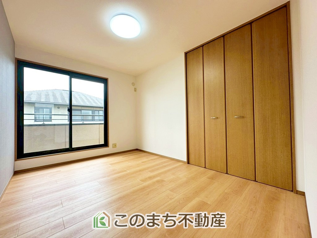 上三川町ゆうきが丘29番21　中古戸建の洋室|陽光がふんだんに降り注ぐお部屋です。陽だまりの空間で、プライベートなお家時間も快適にお過ごしいただけます♪
