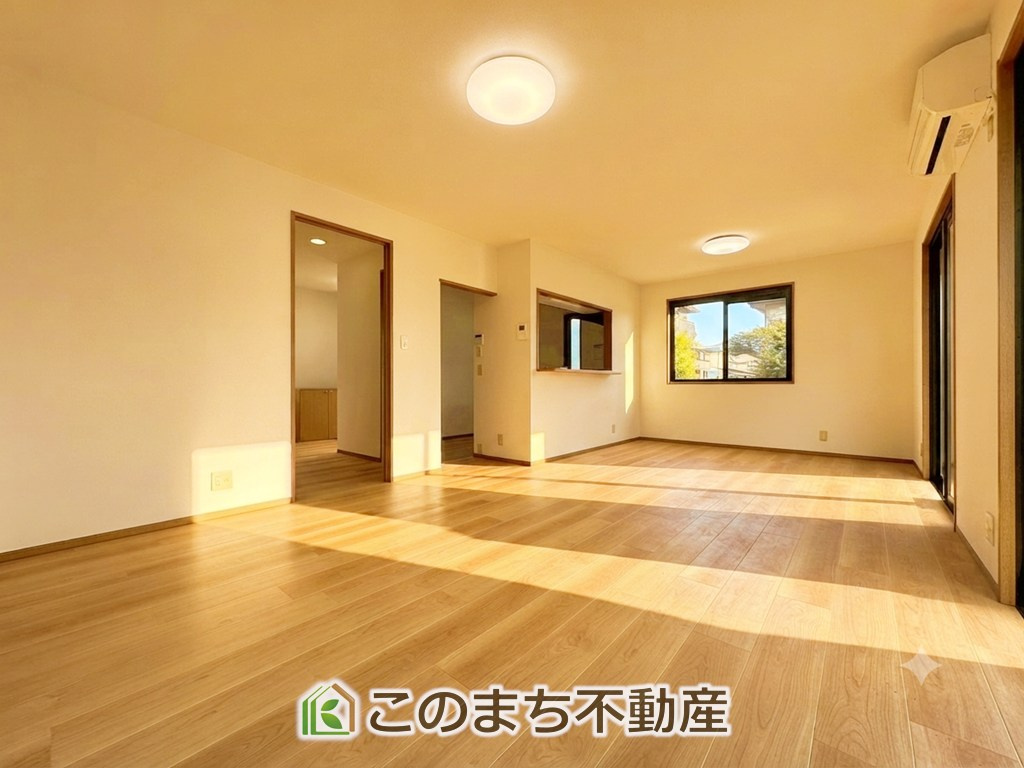 上三川町ゆうきが丘29番21　中古戸建の居間・リビング|時間のゆとりと空間、暖かな陽光がもたらす光と風を独占してください。新しい暮らしが始まります。
