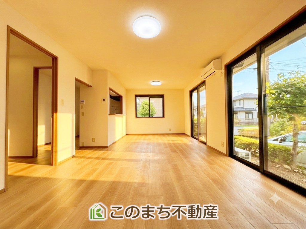 上三川町ゆうきが丘29番21　中古戸建の居間・リビング|オープンでのびやかな空間を生み出す、こだわりの広がりとゆとり。家族と過ごす時間を大切にしたい方にぴったりの明るくゆとりある住空間です。
