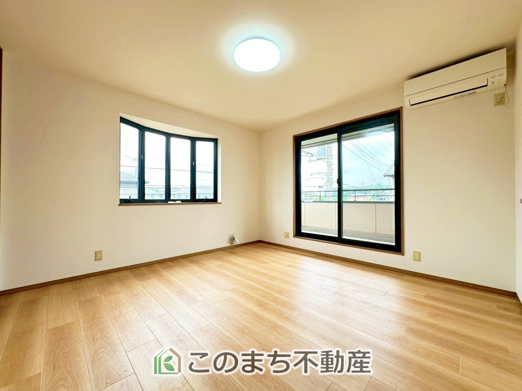上三川町ゆうきが丘29番21　中古戸建の洋室|柔らかい陽光が差し込む明るいお部屋を演出する設計。彩光の取れる窓が気持ちの良いお部屋を創り上げます。
