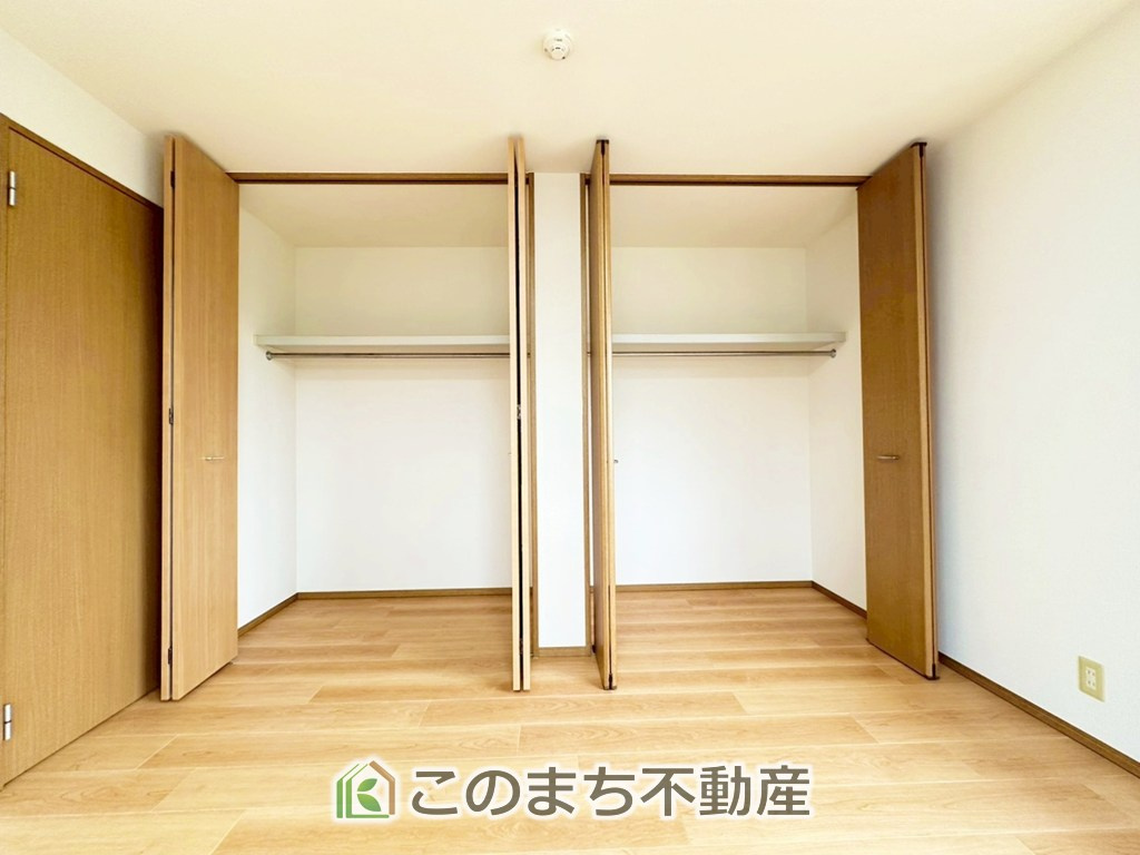上三川町ゆうきが丘29番21　中古戸建の収納|"主寝室には収納を多めに設置しております。
私服からスーツまでご夫婦お二人分の収納も可能ですね！"
